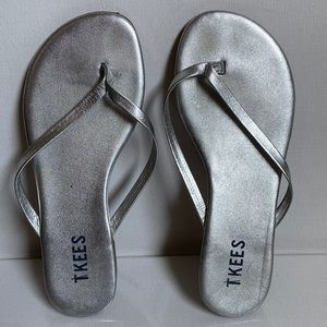 TKEES silver metallic thong flip flop Size 3